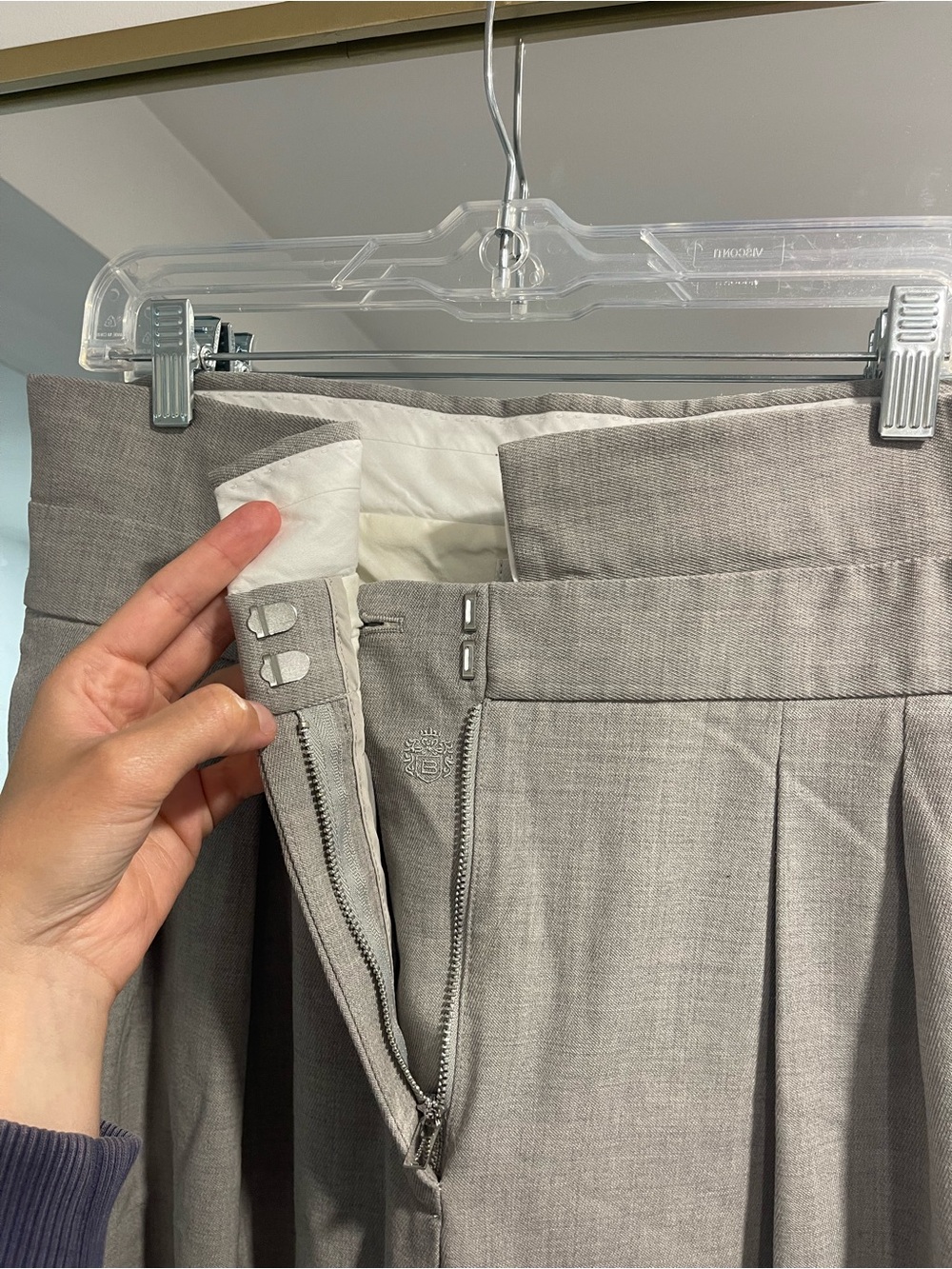 Aritzia Babaton Bureau Pant 30” in grey wool trousers size 12 pleated - Picture 5 of 8